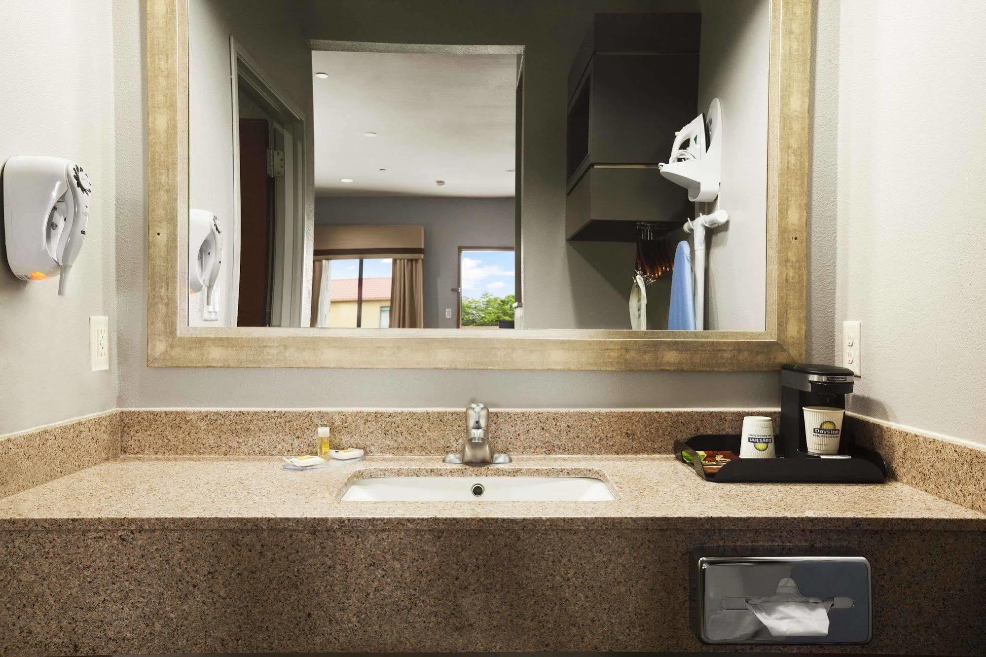 Days Inn & Suites By Wyndham Houston North-Spring Westfield Bagian luar foto