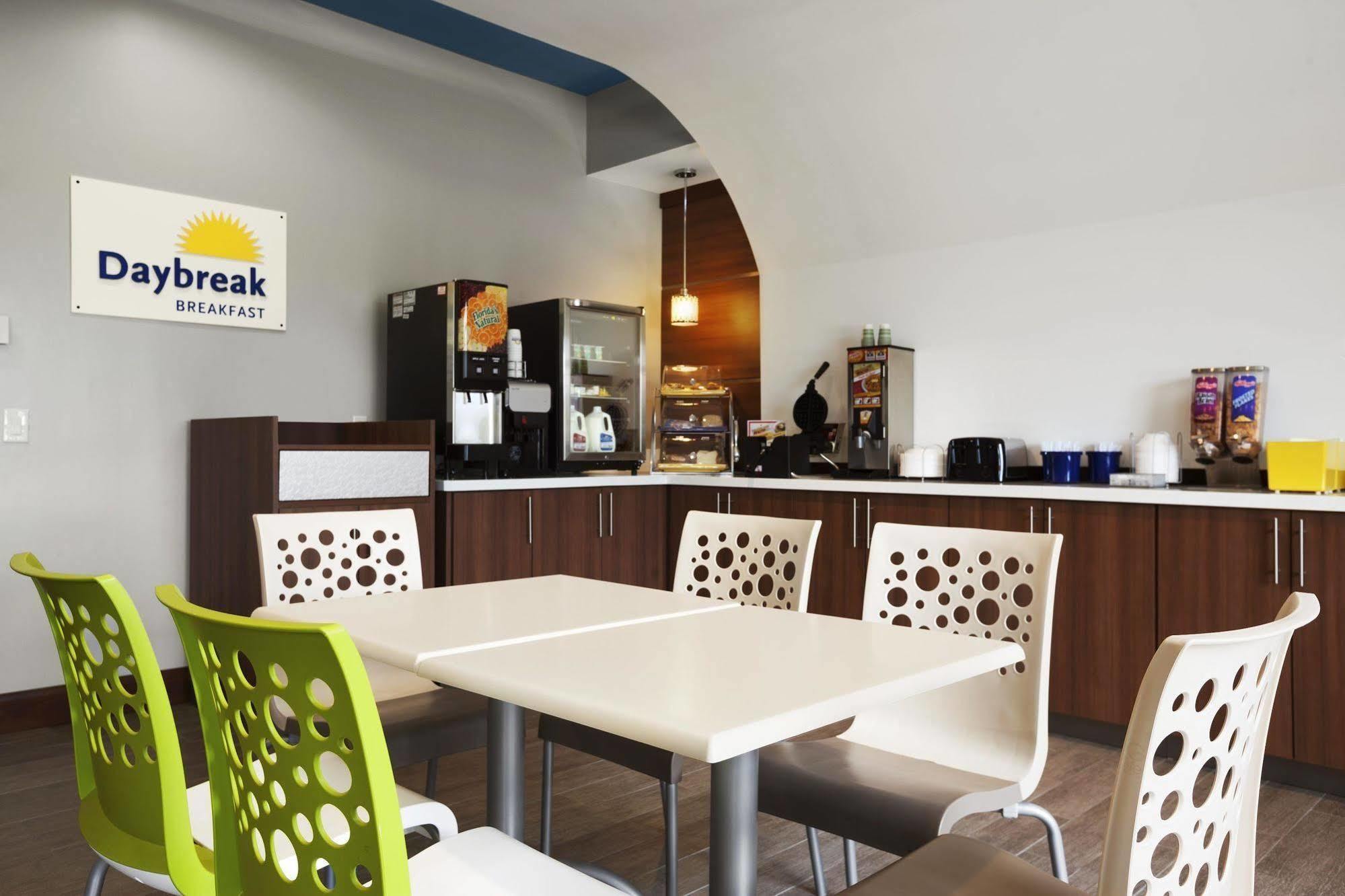 Days Inn & Suites By Wyndham Houston North-Spring Westfield Bagian luar foto