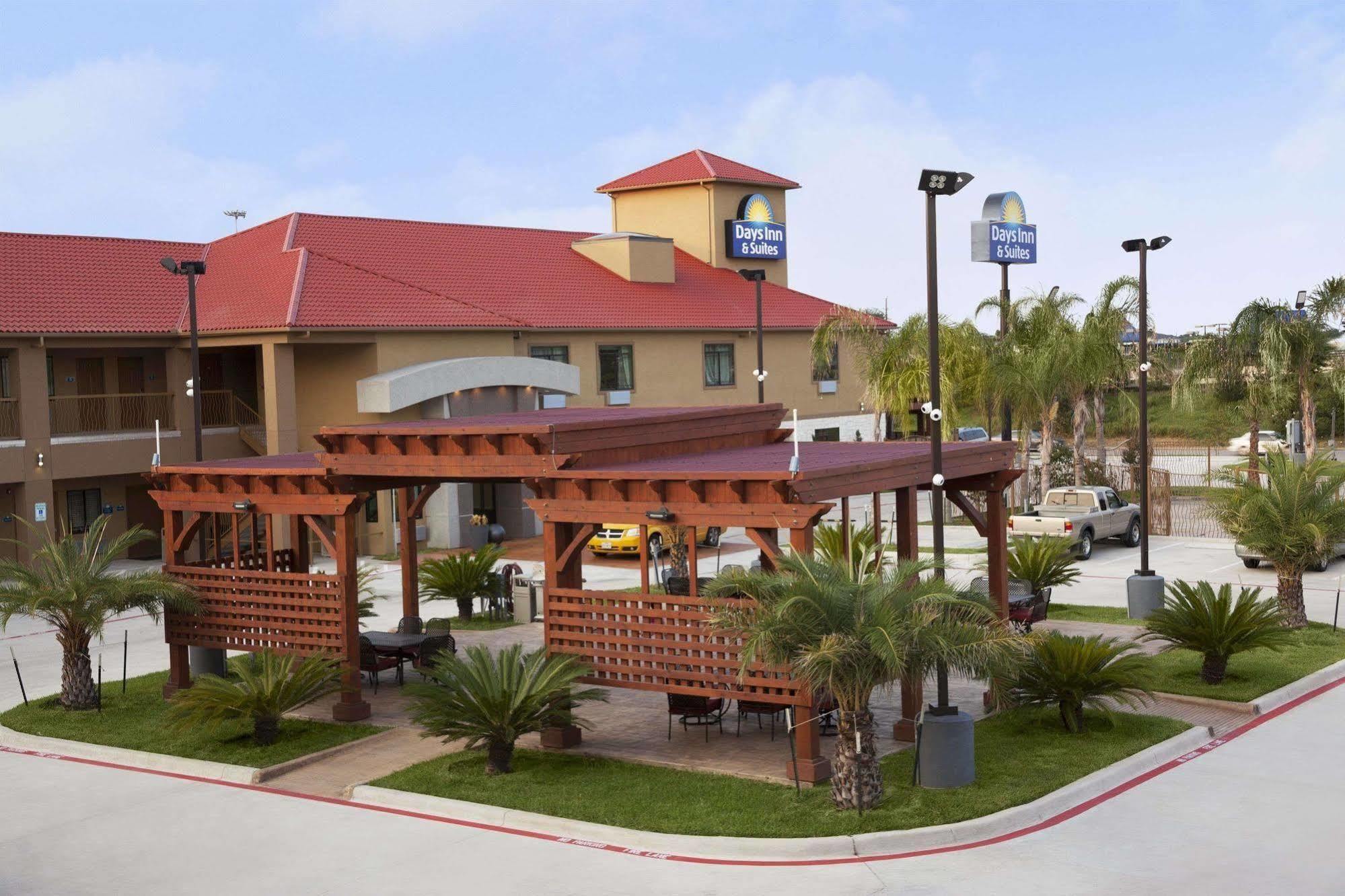 Days Inn & Suites By Wyndham Houston North-Spring Westfield Bagian luar foto